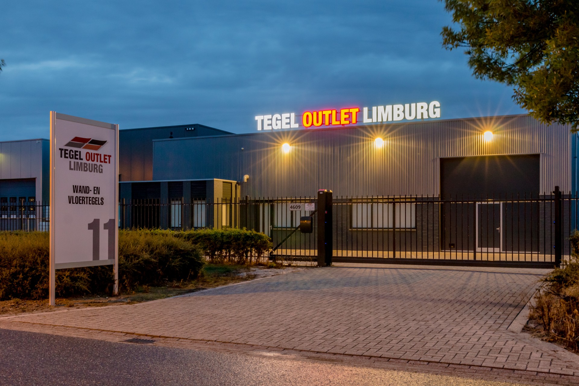 Lichtreclame uitgevoerd in doosletters - Tegel Outlet Limburg, Weert