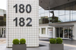 Huisnummers uitgevoerd in Freesletters - Vossen Laboratories Group B.V., Weert
